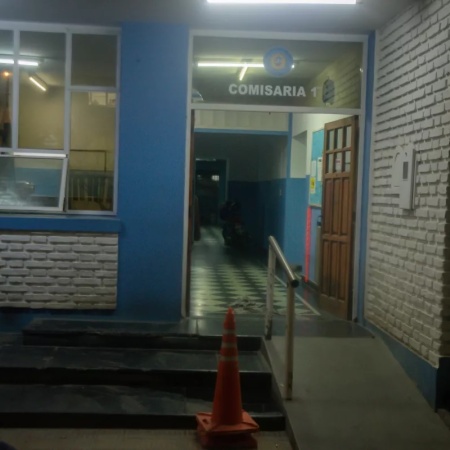 Detuvieron a un hombre que merodeaba casas y se resistió a la Policía