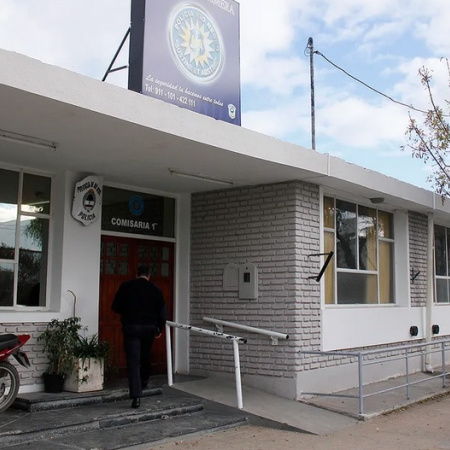 Robó una rueda y pretendió escapar en bicicleta: terminó detenido en Viedma