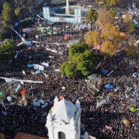 Cristina Fernández de Kirchner habló desde su prisión domiciliaria ante una Plaza de Mayo colmada: “Vamos a volver, argentinos y argentinas”