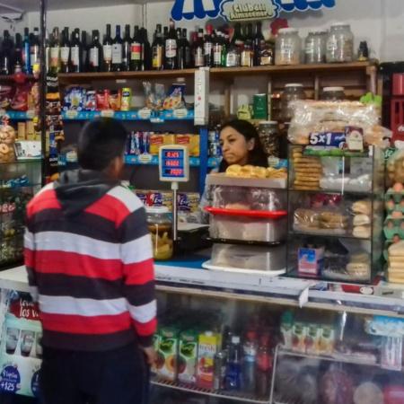 Compras "por la diaria" y el repunte del "fiado": el consumo masivo crece en comercios de cercanía y vuelve a caer en supermercados