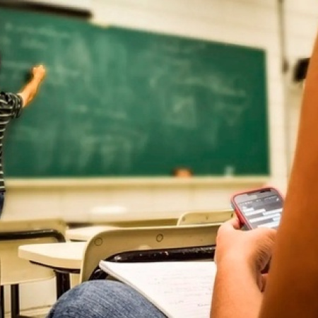 Una provincia patagónica podría convertirse en la primera de todo el país en prohibir el uso de celulares en las escuelas