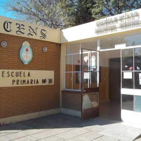 El gobierno aplicó descuentos a más del 40% de los docentes y excluyó al sector del bono de $40.000