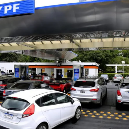 Suben los combustibles en julio: Milei aplicará parte de los impuestos y posterga el resto hasta agosto