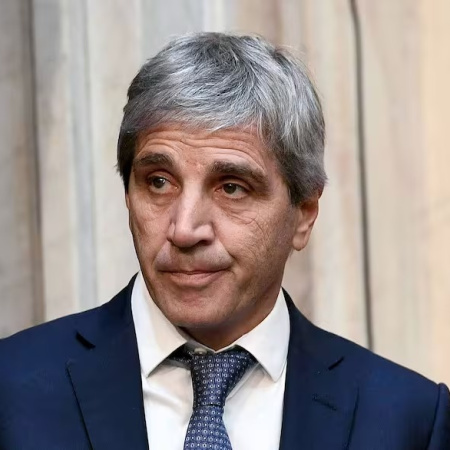 Más deuda y privatizaciones: la receta de Caputo para conseguir dólares y sostener el ajuste