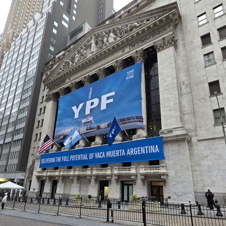 YPF: la Cámara de Apelaciones de Nueva York suspendió por tiempo indeterminado la entrega del 51% de las acciones y Argentina celebra un fallo favorable