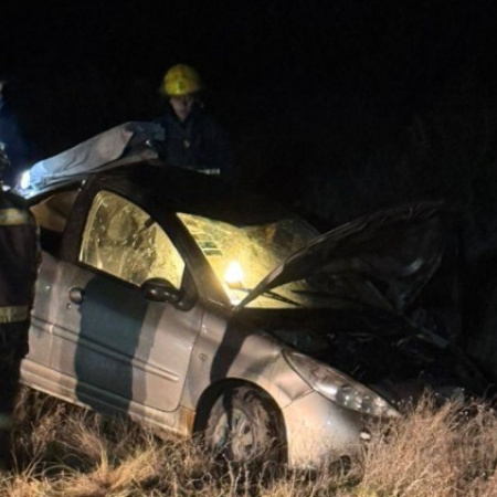 Fin de semana con dos siniestros viales en Río Negro: un vuelco en Ruta 250 y una muerte en Allen