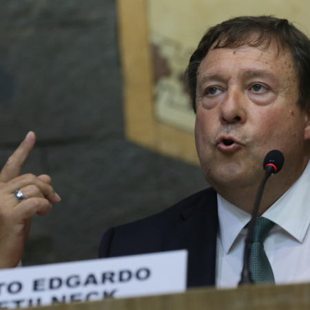 El brujo tiró las cartas y fija una férrea estrategia provincial