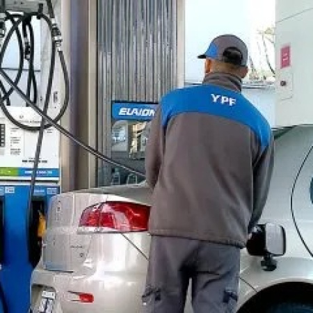 Decretan suba parcial de impuestos a los combustibles que presionará sobre el precio de la nafta