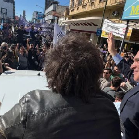 Tras los incidentes en Lomas de Zamora, Milei responsabilizó a “los kukas tira piedras” y llamó a votar contra el kirchnerismo