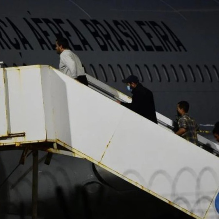 Llegaron a Ezeiza los diez argentinos deportados desde Estados Unidos