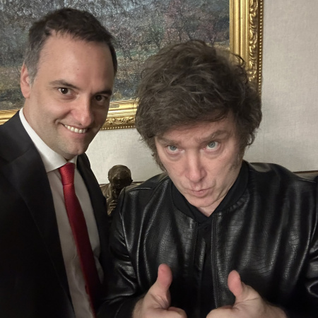 Milei presenta su nuevo libro con show musical y funcionarios en escena