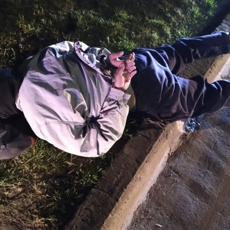 Un taxista sufrió un intento de asalto en Viedma y logró defenderse: el agresor fue reducido por otros choferes