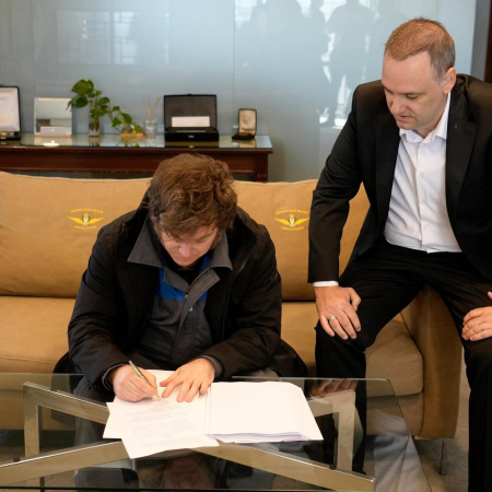 Milei regresó de Noruega y firmó la reforma laboral antes de ingresar el proyecto al Congreso