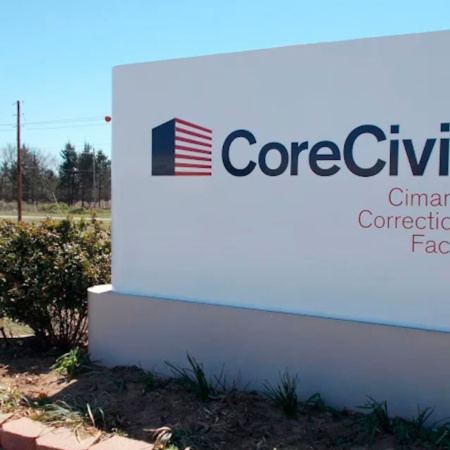 Fred Machado pasa sus días en la cárcel de media seguridad en Oklahoma con mameluco azul