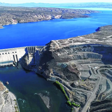 Vencen los pagos de las represas del Comahue y el Gobierno espera dólares clave