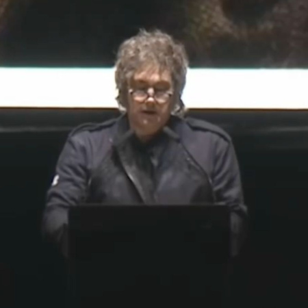 Milei se sumó a cánticos contra Cristina Kirchner y aludió a su prisión domiciliaria en un acto libertario