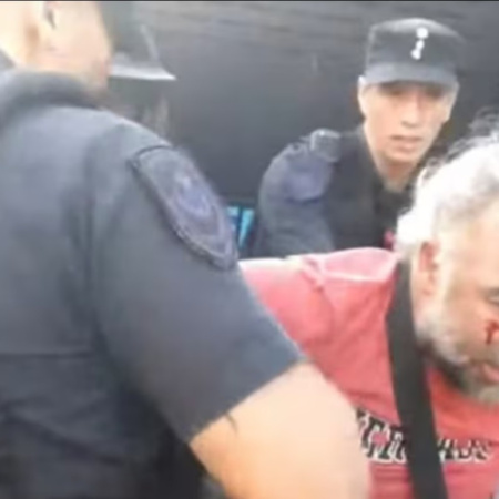 Detuvieron a un camarógrafo y doce activistas de Greenpeace tras saltar la reja del Congreso en protesta por la Ley de Glaciares