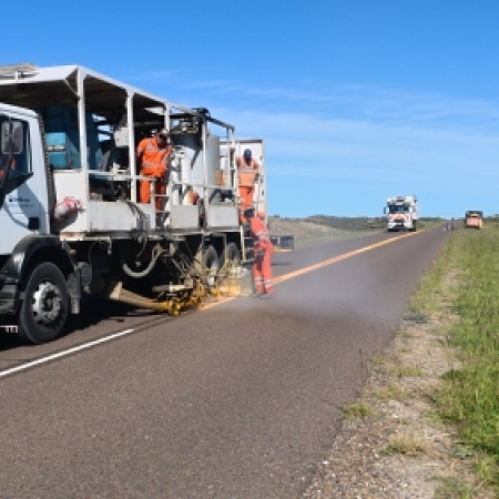 Vialidad Rionegrina avanza con la señalización horizontal en la Ruta Provincial 1 entre La Lobería y Viedma