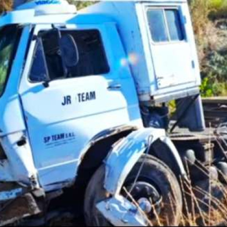 Un camión de la ACTC despistó en la Ruta 3 y generó un operativo de asistencia cerca de Viedma