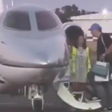 El piloto del vuelo privado contradijo a Manuel Adorni y complica su situación judicial