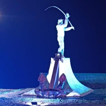 Bahía San Blas renueva la iluminación del Monumento al Pescador y refuerza su valor simbólico