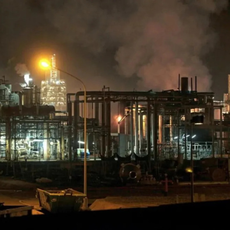 Ataques golpearon centros petroquímicos clave en el sudoeste de Irán y agravan la presión sobre su infraestructura energética