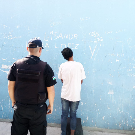 Detienen a un hombre con pedido de captura en pleno centro de Viedma