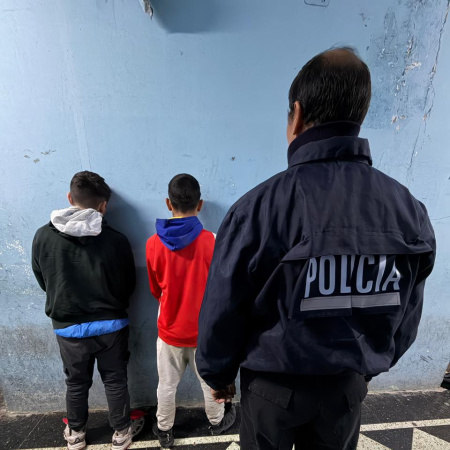Violencia familiar en Viedma: dos hermanos detenidos tras intentar agredir a su madre y resistirse a la policía