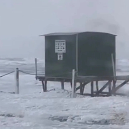 Espuma marina cubrió El Cóndor tras el avance de la sudestada