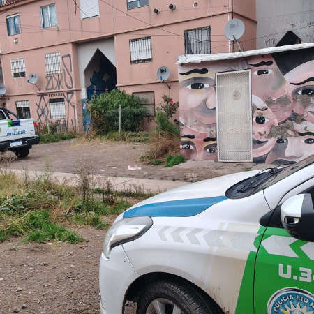 Allanamientos simultáneos en el barrio Ceferino de Viedma: secuestraron un arma, droga y elementos robados