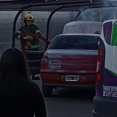 Se incendió un auto en el estacionamiento de un supermercado céntrico de Patagones