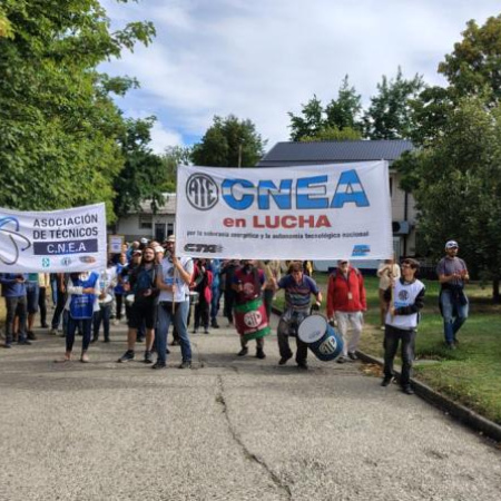 Crece la protesta por despidos en la CNEA de Bariloche