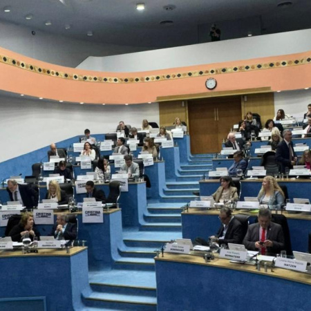 Buscan regular descuentos salariales a empleados públicos