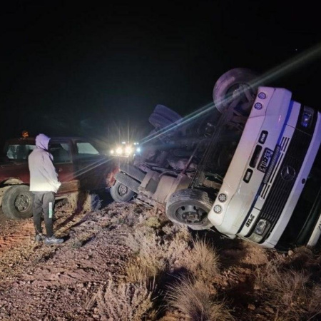 Volcó un camión que iba a Vaca Muerta en la Ruta 151 y la intendenta de Catriel volvió a reclamar obras