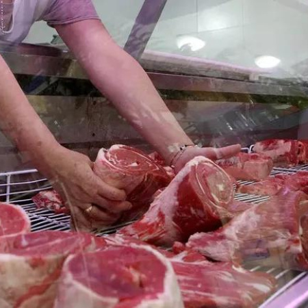 Carne en caída en Viedma: los vecinos compran al día y el pollo gana lugar en las carnicerías