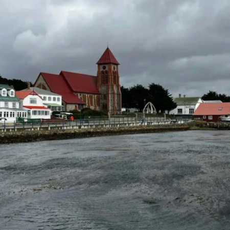 Islas Malvinas: polémica por la producción de salmón y la sobreexplotación del calamar