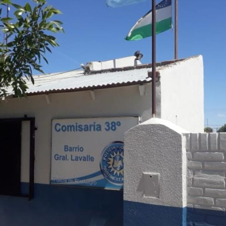 Balearon una comisaría de Viedma y allanaron dos barrios en busca de los atacantes
