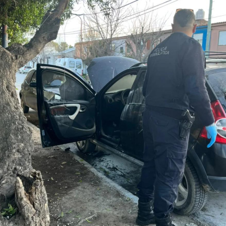 Atacaron un vehículo con una bomba incendiaria en Viedma