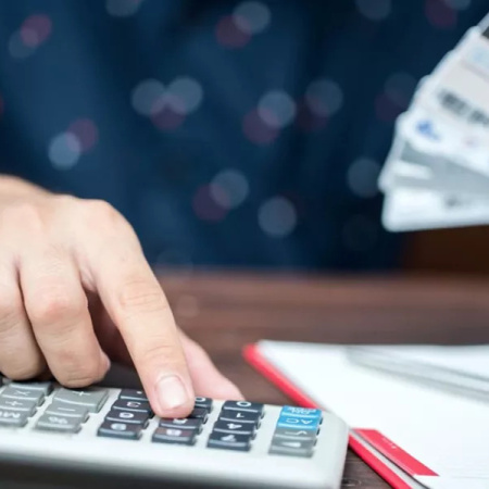 Weretilneck admitió que los salarios no alcanzan y prepara medidas para aliviar a los estatales endeudados
