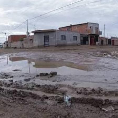 Barro, pozos y calles intransitables: vecinos del 2 de Enero y Loteo Silva piden soluciones