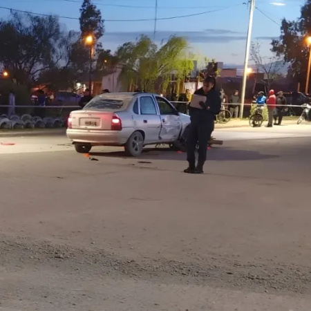 Viedma: murió un adolescente de 17 años en un choque entre auto y moto