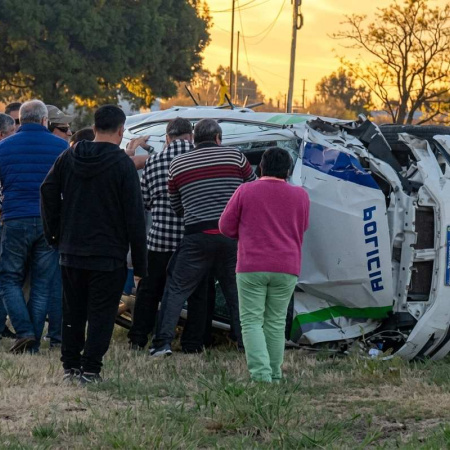 Un patrullero volcó en la Ruta 1 tras chocar con una camioneta