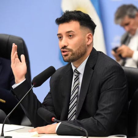 El Gobierno reivindicó la salida de 81.000 estatales y chocó con la oposición por el ajuste
